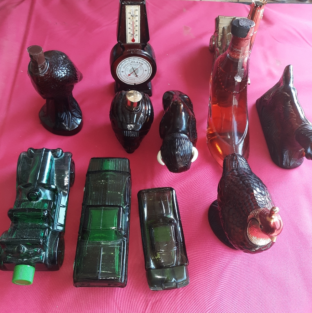 A lot 11 avons collectible bottle